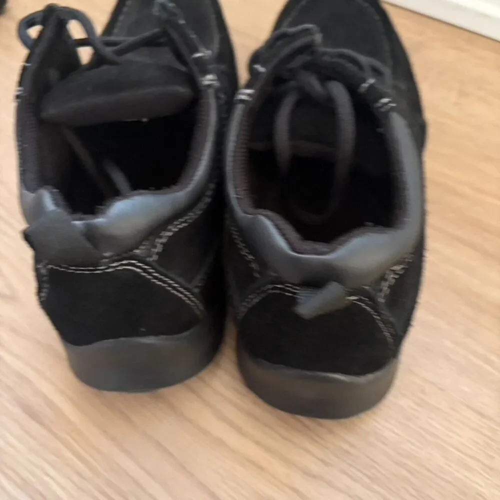 ** Men's Wrangler Black Suede Chukka lightweight boots size 9